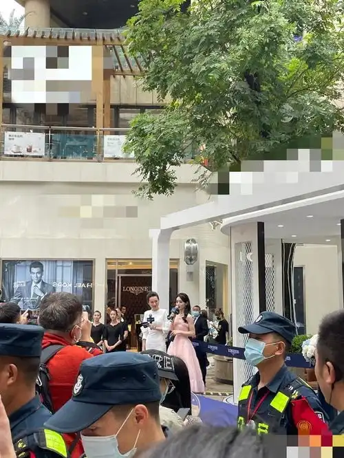 赵丽颖穿粉色抹胸公主裙亮相活动,少女感太强,气质更胜离婚前