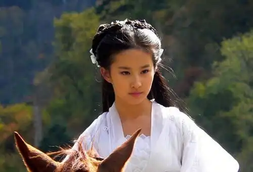 刘亦菲版小龙女雨中骑马戏为何被删,剧照曝光,确实不能播
