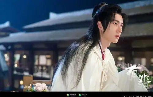 王一博有翡新剧照曝光白衣儒雅黑袍凌厉的长发少侠