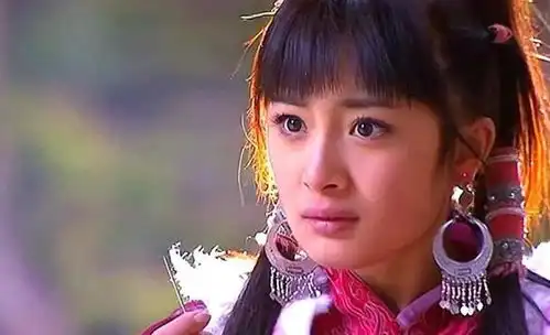 杨幂晒照穿个性黑丝袜,大秀美腿,网友评价身材太火辣
