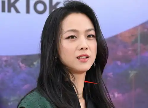 韩国百想大赏礼服排位iu珠宝配饰近百万,汤唯二度封后礼服低调