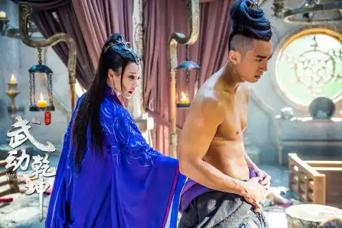 柳岩为肌肉男吴尊疗伤魅惑妖娆搭档上演虐情戏码
