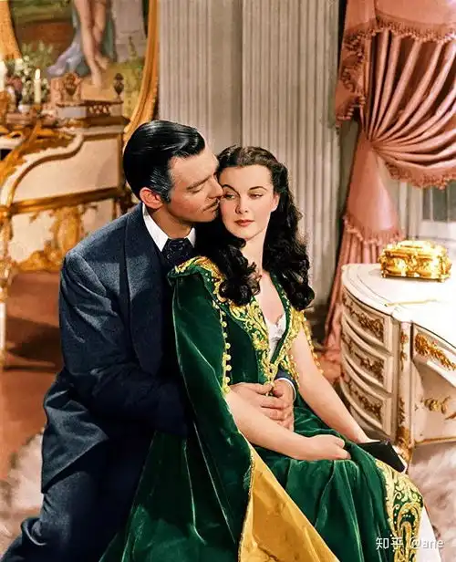 墨绿色吊带长裙适合搭配什么上衣和鞋子
