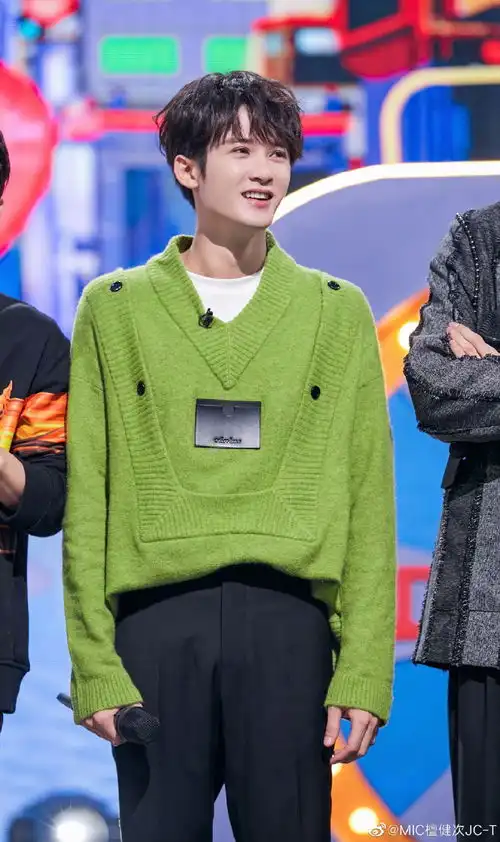 组图檀健次你好星期六剧照绿毛衣造型青春活力