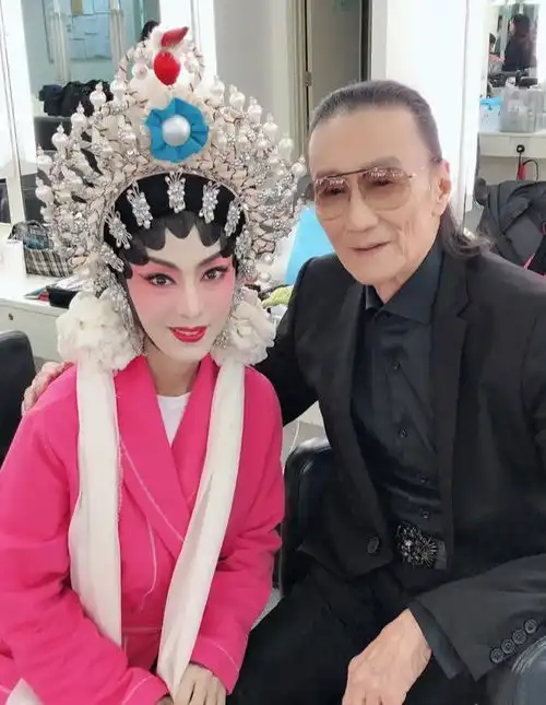 法证先锋4米雪发布剧照与谢贤合影,两位是防腐剂代言人吗