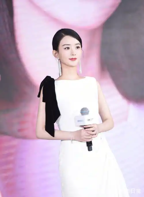赵丽颖产后首复出,一身白色白色丝绒礼服尽显颖宝魅力
