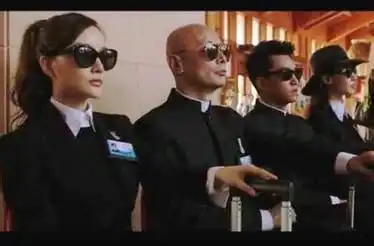 冯小刚炮轰影评人扬言势不两立极力为私人订制辩护
