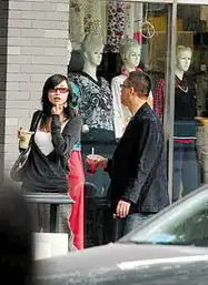 孙红雷女友邋遢现身红绿配毫无中华小姐气质