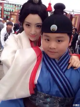 景甜晒古装剧照手搭小演员肩上嘟嘴卖萌
