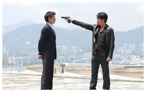 任贤齐的嘴角,任达华的胡茬,洪金宝的白发,边缘行者要炸