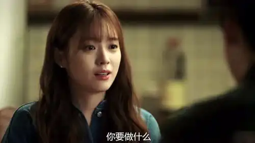 w两个世界姜哲摘下戒指,准备放弃妍珠了,这剧情有点虐呀
