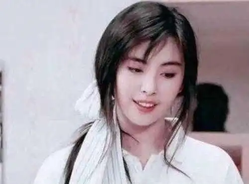 王祖贤多年前剧照流出,有谁注意到她旁边的小记者红成一线明星