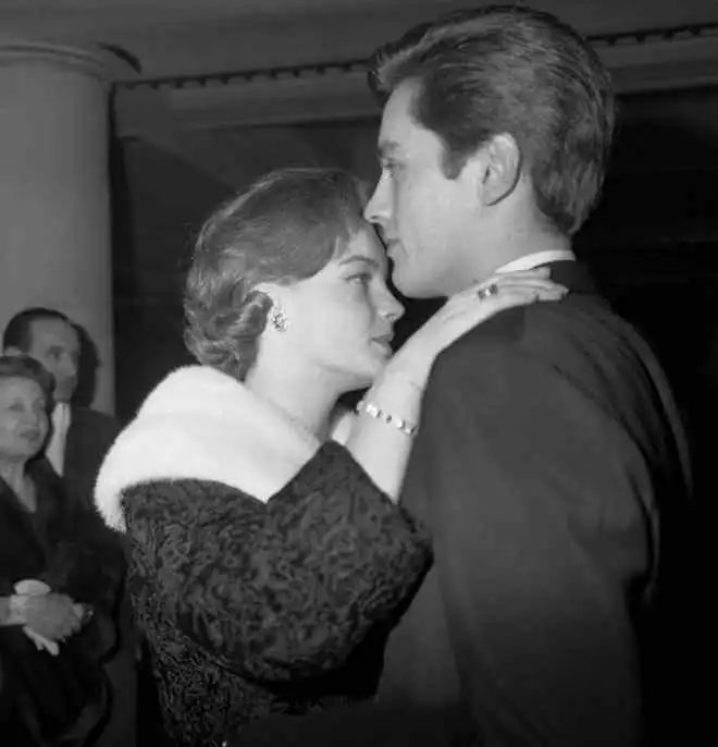 阿兰德龙被传决定安乐死后首现身,满头白发显苍老,讲话有些迟钝
