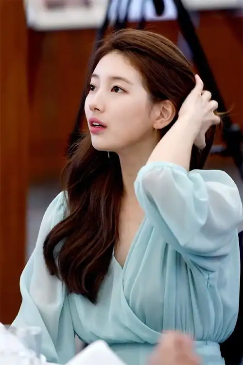 裴秀智解锁最美造型,一袭蓝色纱裙宛如仙女下凡,不愧是国民初恋
