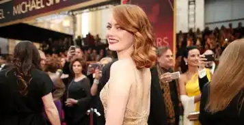 拿到小金人的她们,穿遍了全世界最美的衣服
