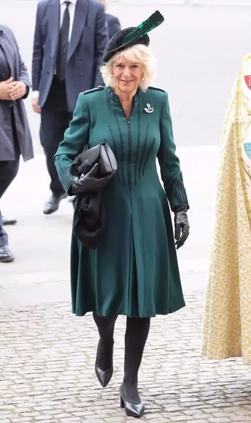 95岁英女王穿绿大衣另有深意卡米拉大胆撞衫笑容满面太不妥了
