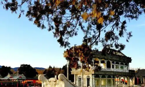 冬至夕阳图下的颐和园,昆明湖畔很漂亮