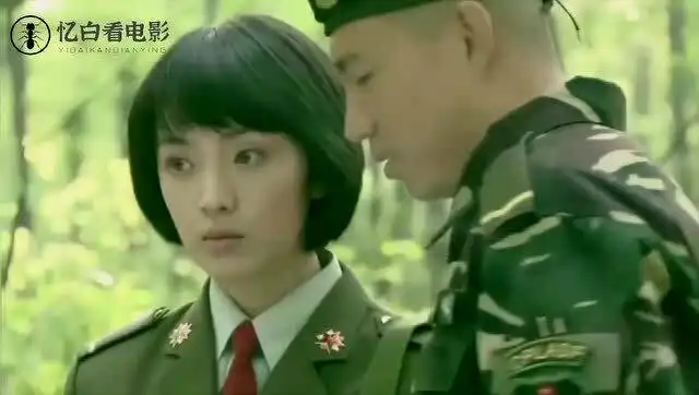 我是特种兵小影以为附近没人,扔石头砸到班长吓到小影