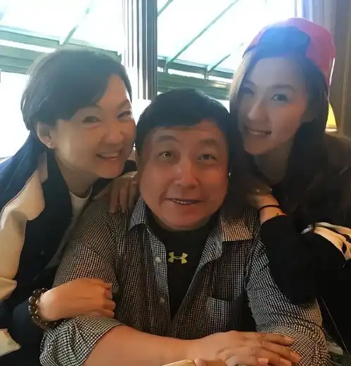 王晶全家合照曝光女儿美若天仙,妻子风情万种,只有他老态龙钟