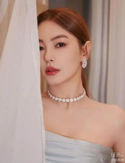 张雨绮着黑白亮片裙气质出众修身设计性感魅惑