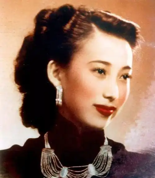 她曾和张国荣合作阿飞正传穿上旗袍后宛如上海名媛
