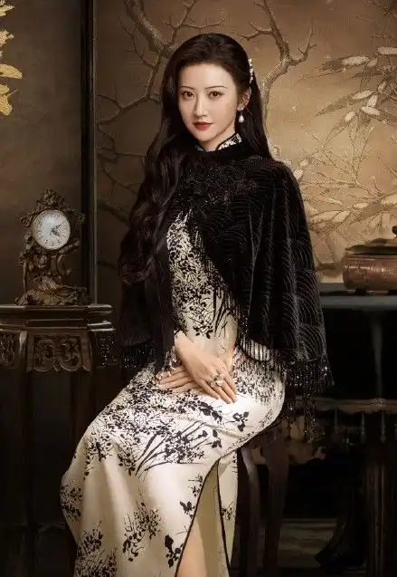 大佬力捧多年没火,人间富贵花如今居然凭借几套衣服出圈了