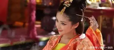 同是饰演苏妲己,吴谨言漂亮,颖儿柔弱,而她时而善良时而邪恶