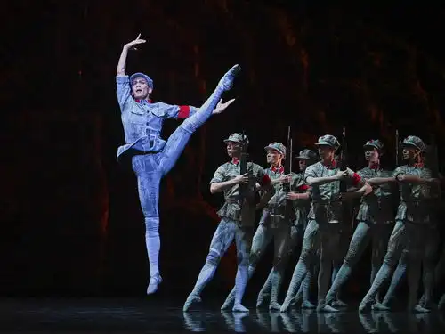 三年百场,千锤百炼上芭全新闪闪的红星明晚登陆上海
