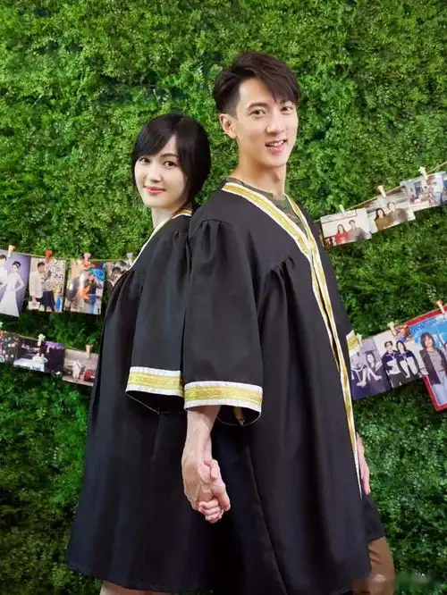 吴尊夫妇最新剧照,身穿黑色金边学士服,又一波回忆杀
