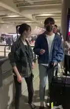 郑爽被男友揽入怀超甜,腿却细到变形
