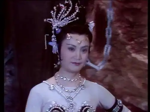 她被骗去演白骨精,却从不看西游记一眼,更是至死不原谅导演
