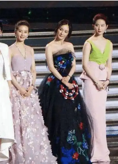 10年前她给刘亦菲撑伞,10年后成娱乐圈女王,甩刘亦菲8条街