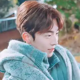 这个发型怎么剪的
