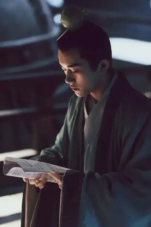 易烊千玺发布新剧照,放大一看,大佬貌似又被打了