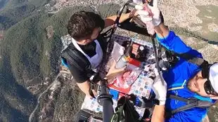 现实版飞屋环游记滑翔伞配沙发,乘风而起,真刺激