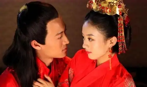 古代夫妻晚上睡觉时,丫鬟大多守在床边,夫妻俩为何不会觉得尴尬