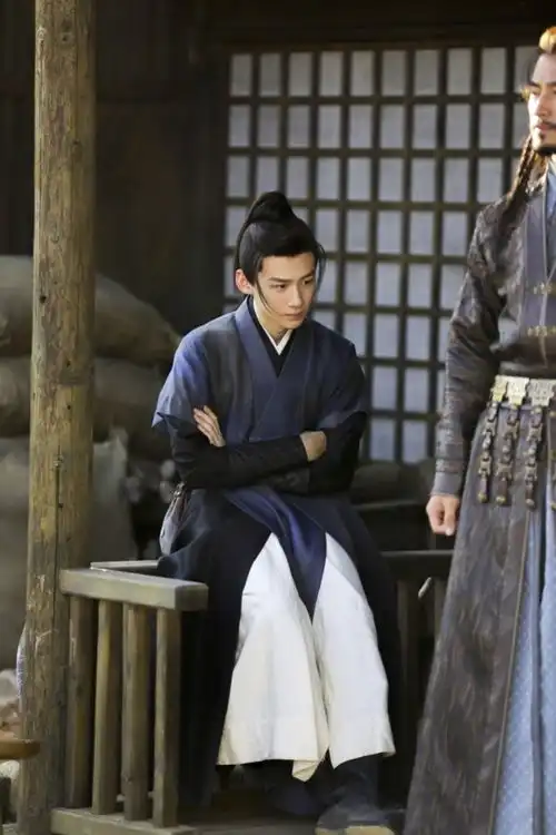 顾南衣闵海之行继续中今晚的守护由顾骑士上演
