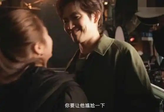 钟汉良拍吻戏很尴尬,与女方对视却找不到下嘴地方,女方无奈大笑
