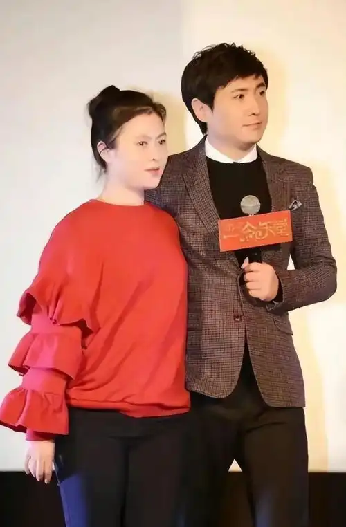 沈腾老婆真有福相穿搭宽松难掩膀大腰圆,大饼脸很旺夫
