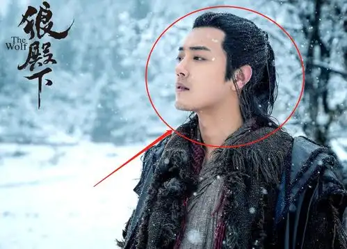 肖战新剧即将杀青,披军大衣化老年妆成熟稳重,生图却暴露真实颜值