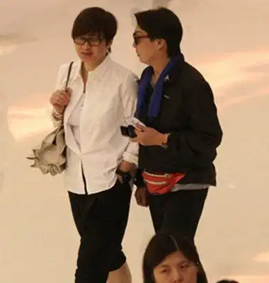 曝光刘松仁老婆苏嘉燕图片戏里皇阿玛拥三妻四妾
