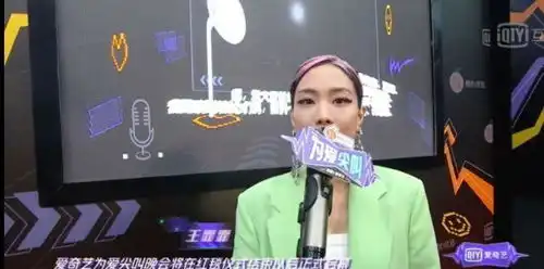 爱奇艺尖叫之夜翻车现场,话筒没声音,画面混乱,黄晓明一脸疲态
