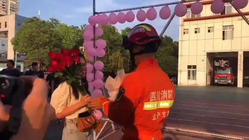 蓝朋友求婚消防搜救犬送戒指,甜蜜暴击