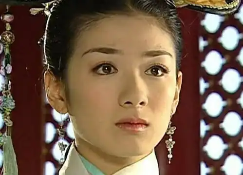 两代小燕子同台,一位当导师一位当学员,这差距也太大了吧