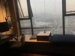 北京35㎡小蜗居大改造,卫生间只有2㎡,床竟然在厨房顶上
