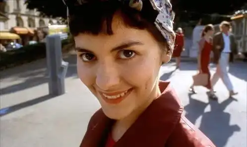 闯荡巴黎的lilycollins52秒换装20套,却被吐槽穿得土