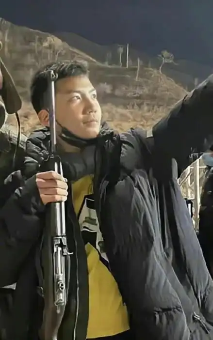 胡军晒儿子的探班照片,完美地复制了他父亲的英俊