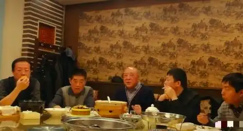 沙和尚孙子顶大肚腩,身材敦实胖出双下巴,与爷爷长相太相似