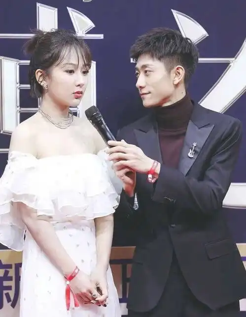 杨紫爸妈去了微博之夜杨紫爸妈去了微博之夜,在台下看着女儿领奖,一家人颜值都好高
