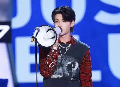 黄明昊踩空跌下舞台,母亲老赖事件解决一身轻,回复老板言语俏皮
